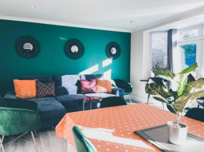 Modern 3 ground floor Parking and Garden